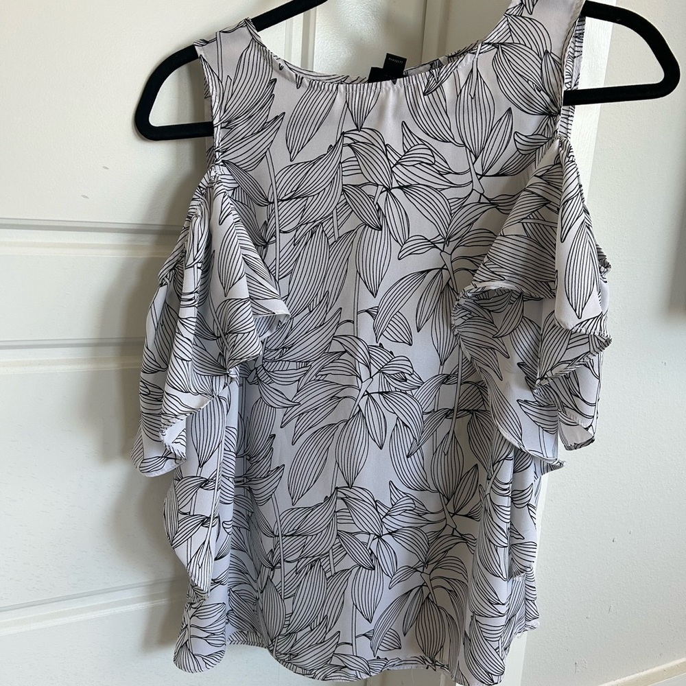 Worthington black and white floral print cold shoulder top